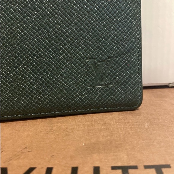 SOLDAuthentic Louis Vuitton Taiga Checkbook Holder - Picture 7 of 12